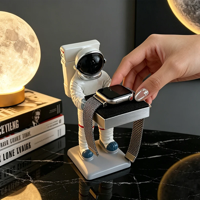 Desk Setup Home Office - Kreativer Astronauten-Uhrenständer aus Kunstharz, Raumfahrer-Figur Uhrenhalter